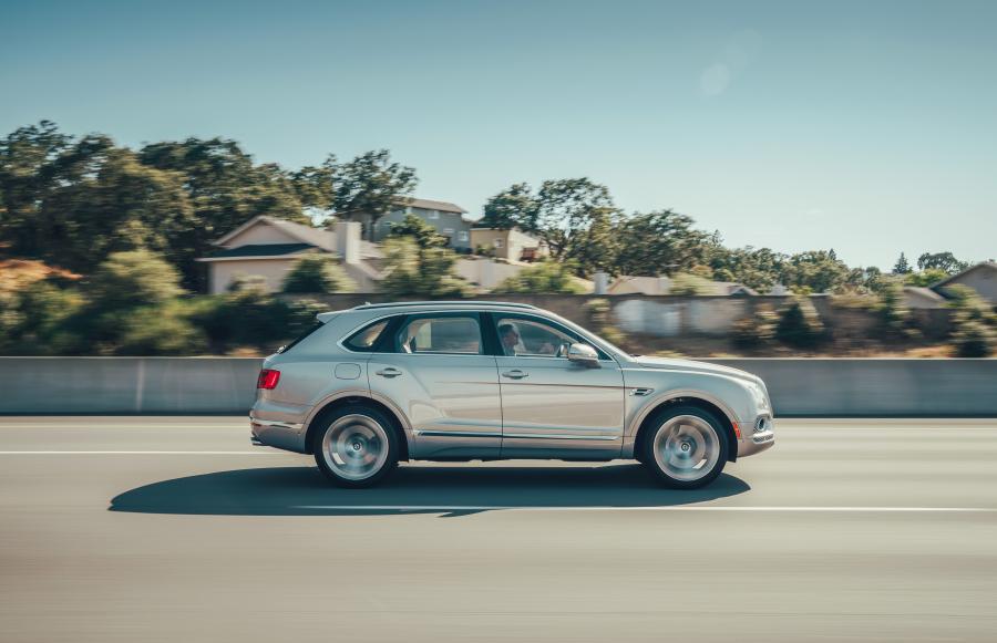 Bentley Bentayga Hybrid 2019 года  (NA) (фото 3 из 18)